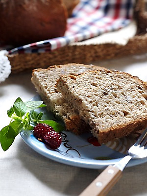 포토 JPG 그릇 접시 음식 빵 포크 잎 디저트 실내 사람없음 아웃포커스 세로 바구니 바게트 천 브런치 제빵 통밀바게뜨 국내포토 식물 식기 촬영기법 내부 제과제빵 식사 직물 파일형식