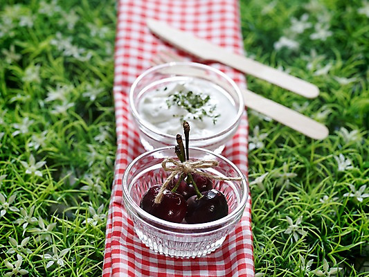 포토 JPG 식물 그릇 열매 음식 포크 과일 실내 잔디 사람없음 아웃포커스 가로 체리 나이프 천 생크림 유리그릇 인조잔디 국내포토 식기 유리 촬영기법 내부 직물 칼 크림 파일형식