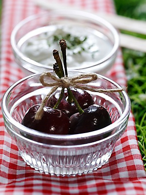 포토 JPG 식물 그릇 열매 음식 과일 실내 근접촬영 잔디 사람없음 아웃포커스 세로 체리 천 생크림 유리그릇 인조잔디 국내포토 식기 뷰포인트 유리 촬영기법 내부 직물 크림 파일형식