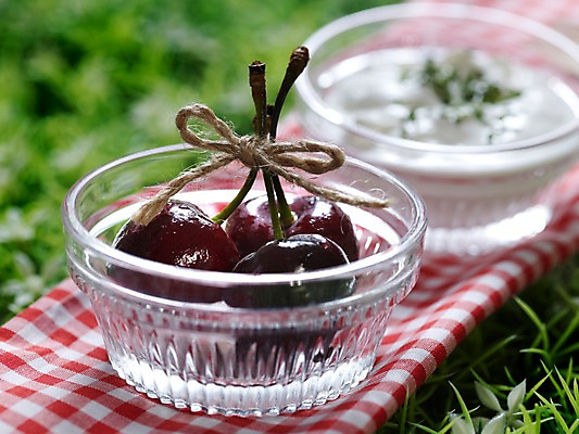 포토 JPG 식물 그릇 열매 음식 과일 실내 근접촬영 잔디 사람없음 아웃포커스 가로 체리 천 생크림 유리그릇 인조잔디 국내포토 식기 뷰포인트 유리 촬영기법 내부 직물 크림 파일형식