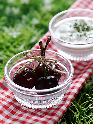 포토 JPG 식물 그릇 열매 음식 과일 실내 근접촬영 잔디 사람없음 아웃포커스 세로 체리 천 생크림 유리그릇 인조잔디 국내포토 식기 뷰포인트 유리 촬영기법 내부 직물 크림 파일형식