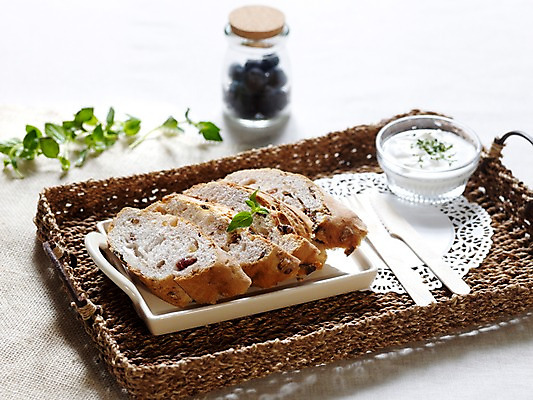 포토 JPG 그릇 접시 음식 빵 포크 잎 유리병 디저트 쟁반 실내 사람없음 아웃포커스 가로 바구니 나이프 바게트 생크림 브런치 제빵 유리그릇 곡물바게트 국내포토 레이스천 식물 식기 유리 병_용기 촬영기법 내부 제과제빵 식사 직물 칼 크림 곡물빵 파일형식