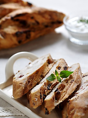 포토 JPG 그릇 접시 음식 빵 잎 디저트 쟁반 실내 사람없음 세로 바게트 생크림 브런치 제빵 유리그릇 곡물바게트 국내포토 식물 식기 유리 내부 제과제빵 식사 크림 곡물빵 파일형식