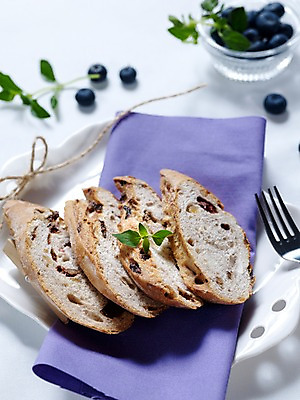 포토 JPG 그릇 접시 리본 음식 빵 포크 잎 실내 사람없음 세로 끈 바게트 천 블루베리 브런치 유리그릇 곡물바게트 국내포토 식물 식기 과일 유리 내부 식사 직물 곡물빵 파일형식