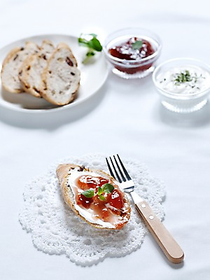 포토 JPG 그릇 접시 음식 빵 포크 잎 디저트 실내 사람없음 세로 바게트 생크림 브런치 제빵 유리그릇 딸기잼 곡물바게트 국내포토 식물 식기 유리 내부 제과제빵 식사 잼 크림 곡물빵 파일형식