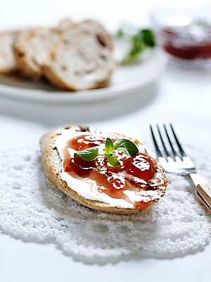 포토 JPG 그릇 접시 음식 빵 포크 잎 디저트 실내 사람없음 세로 바게트 생크림 브런치 제빵 딸기잼 곡물바게트 국내포토 식물 식기 내부 제과제빵 식사 잼 크림 곡물빵 파일형식