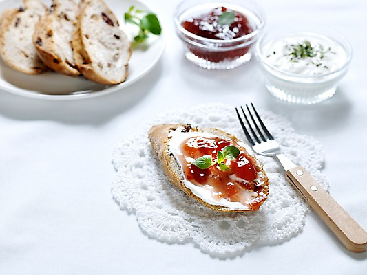 포토 JPG 그릇 접시 음식 빵 포크 잎 디저트 실내 사람없음 가로 바게트 생크림 브런치 제빵 유리그릇 딸기잼 곡물바게트 국내포토 식물 식기 유리 내부 제과제빵 식사 잼 크림 곡물빵 파일형식