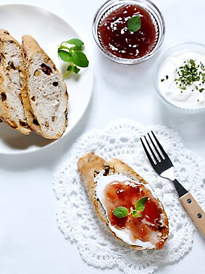 포토 JPG 그릇 접시 음식 빵 포크 잎 디저트 실내 사람없음 세로 바게트 생크림 브런치 제빵 유리그릇 딸기잼 곡물바게트 국내포토 식물 식기 유리 내부 제과제빵 식사 잼 크림 곡물빵 파일형식