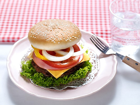 포토 JPG 그릇 접시 음식 빵 포크 잔 실내 샌드위치 사람없음 가로 햄버거 천 브런치 국내포토 식기 패스트푸드 내부 식사 직물 파일형식