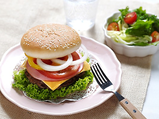 포토 JPG 그릇 접시 음식 빵 포크 잔 실내 샌드위치 사람없음 가로 햄버거 천 브런치 국내포토 식기 패스트푸드 내부 식사 직물 파일형식