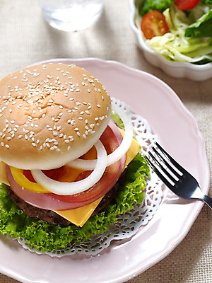 포토 JPG 그릇 접시 음식 빵 포크 실내 샌드위치 사람없음 세로 햄버거 브런치 국내포토 레이스천 식기 패스트푸드 내부 식사 직물 파일형식