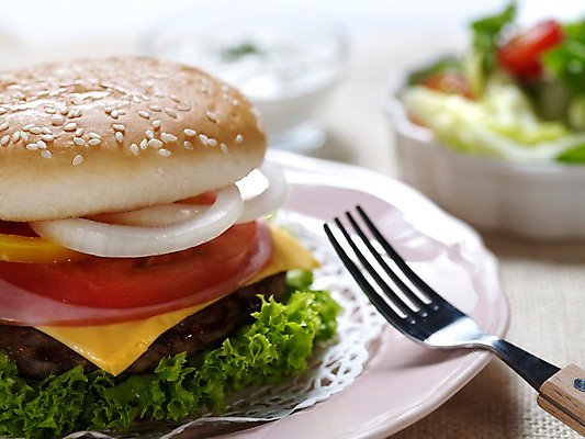 포토 JPG 그릇 접시 음식 빵 포크 실내 샌드위치 근접촬영 사람없음 아웃포커스 가로 햄버거 생크림 브런치 유리그릇 국내포토 식기 뷰포인트 유리 패스트푸드 촬영기법 내부 식사 크림 파일형식