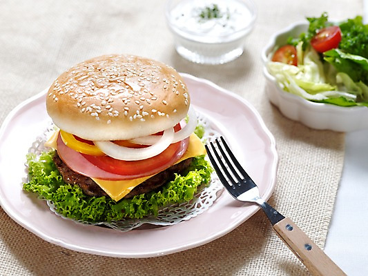 포토 JPG 그릇 접시 음식 빵 포크 실내 샌드위치 사람없음 아웃포커스 가로 햄버거 천 생크림 브런치 유리그릇 국내포토 레이스천 식기 유리 패스트푸드 촬영기법 내부 식사 직물 크림 파일형식