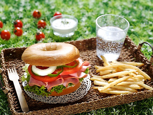 포토 JPG 그릇 음료 음식 빵 포크 방울토마토 잔 쟁반 서양음식 실내 샌드위치 잔디 사람없음 가로 바구니 감자튀김 생크림 브런치 탄산음료 유리그릇 베이글 베이글샌드위치 사이다 국내포토 레이스천 식물 식기 토마토 유리 감자 내부 식사 튀김 직물 크림 탄산 파일형식