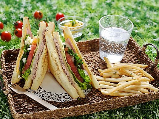 포토 JPG 음료 음식 빵 포크 방울토마토 잔 쟁반 서양음식 실내 샌드위치 잔디 사람없음 가로 감자튀김 브런치 탄산음료 사이다 콘샐러드 국내포토 레이스천 식물 식기 토마토 감자 내부 식사 샐러드 튀김 직물 탄산 파일형식