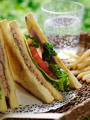 포토 JPG 음료 음식 빵 잔 서양음식 실내 샌드위치 근접촬영 잔디 사람없음 세로 바구니 감자튀김 브런치 탄산음료 사이다 국내포토 레이스천 식물 식기 뷰포인트 감자 내부 식사 튀김 직물 탄산 파일형식