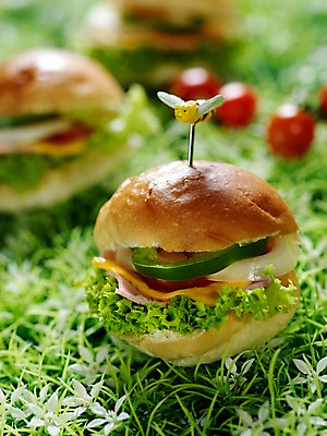 포토 JPG 음식 빵 방울토마토 서양음식 실내 샌드위치 잔디 사람없음 아웃포커스 세로 브런치 벌장식 국내포토 식물 토마토 촬영기법 내부 장식 식사 파일형식