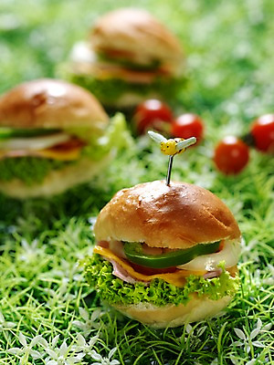 포토 JPG 음식 빵 방울토마토 서양음식 실내 샌드위치 잔디 사람없음 아웃포커스 세로 브런치 벌장식 국내포토 식물 토마토 촬영기법 내부 장식 식사 파일형식