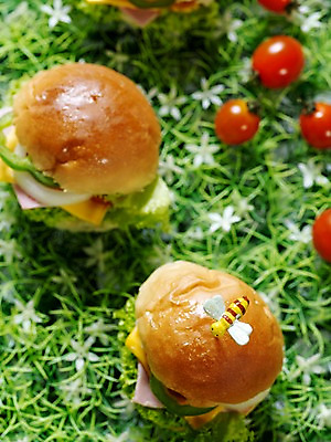 포토 JPG 음식 빵 방울토마토 서양음식 실내 샌드위치 잔디 사람없음 아웃포커스 세로 브런치 벌장식 국내포토 식물 토마토 촬영기법 내부 장식 식사 파일형식