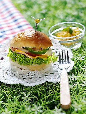 포토 JPG 음식 빵 포크 서양음식 실내 샌드위치 잔디 사람없음 세로 천 브런치 유리그릇 벌장식 콘샐러드 국내포토 식물 그릇 식기 유리 내부 장식 식사 샐러드 직물 파일형식