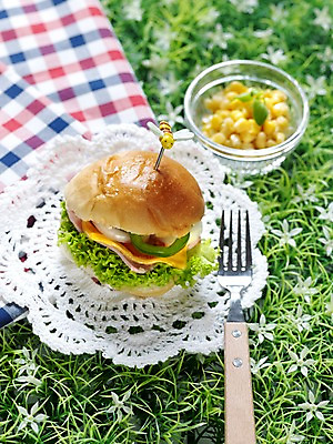 포토 JPG 음식 빵 포크 서양음식 실내 샌드위치 잔디 사람없음 세로 천 브런치 유리그릇 벌장식 콘샐러드 국내포토 식물 그릇 식기 유리 내부 장식 식사 샐러드 직물 파일형식