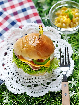 포토 JPG 음식 빵 포크 서양음식 실내 샌드위치 잔디 사람없음 세로 천 브런치 유리그릇 벌장식 콘샐러드 국내포토 식물 그릇 식기 유리 내부 장식 식사 샐러드 직물 파일형식