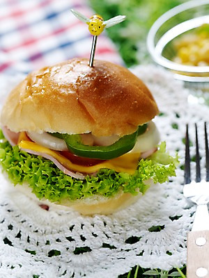 포토 JPG 음식 빵 포크 서양음식 실내 샌드위치 근접촬영 사람없음 세로 천 브런치 유리그릇 벌장식 콘샐러드 국내포토 그릇 식기 뷰포인트 유리 내부 장식 식사 샐러드 직물 파일형식