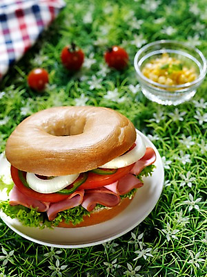 포토 JPG 그릇 접시 음식 빵 방울토마토 서양음식 실내 샌드위치 잔디 사람없음 아웃포커스 세로 천 브런치 유리그릇 베이글 베이글샌드위치 콘샐러드 국내포토 식물 식기 토마토 유리 촬영기법 내부 식사 샐러드 직물 파일형식