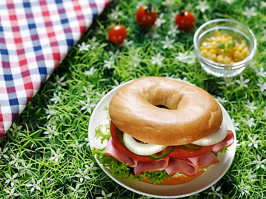 포토 JPG 그릇 접시 음식 빵 방울토마토 서양음식 실내 샌드위치 잔디 사람없음 아웃포커스 가로 천 브런치 유리그릇 베이글 베이글샌드위치 콘샐러드 국내포토 식물 식기 토마토 유리 촬영기법 내부 식사 샐러드 직물 파일형식