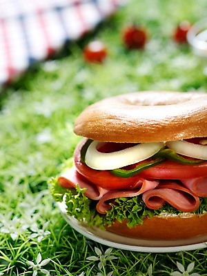 포토 JPG 그릇 접시 음식 빵 방울토마토 서양음식 실내 샌드위치 잔디 사람없음 아웃포커스 세로 천 브런치 베이글 베이글샌드위치 국내포토 식물 식기 토마토 촬영기법 내부 식사 직물 파일형식