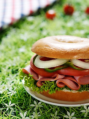 포토 JPG 그릇 접시 음식 빵 방울토마토 서양음식 실내 샌드위치 근접촬영 잔디 사람없음 아웃포커스 세로 천 브런치 베이글 베이글샌드위치 국내포토 식물 식기 뷰포인트 토마토 촬영기법 내부 식사 직물 파일형식