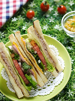 포토 JPG 그릇 접시 음식 빵 방울토마토 서양음식 실내 샌드위치 잔디 사람없음 아웃포커스 세로 천 브런치 유리그릇 콘샐러드 국내포토 식물 식기 토마토 유리 촬영기법 내부 식사 샐러드 직물 파일형식