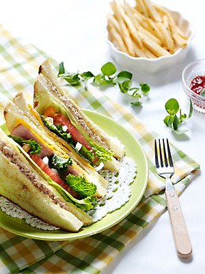 포토 JPG 그릇 접시 음식 빵 포크 잎 서양음식 실내 샌드위치 사람없음 아웃포커스 세로 감자튀김 천 브런치 딸기잼 국내포토 식물 식기 감자 촬영기법 내부 식사 튀김 직물 잼 파일형식