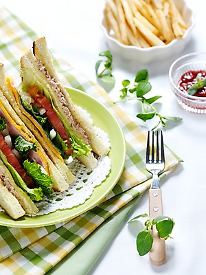 포토 JPG 그릇 접시 음식 빵 포크 잎 서양음식 실내 샌드위치 사람없음 아웃포커스 세로 감자튀김 천 브런치 국내포토 식물 식기 감자 촬영기법 내부 식사 튀김 직물 파일형식