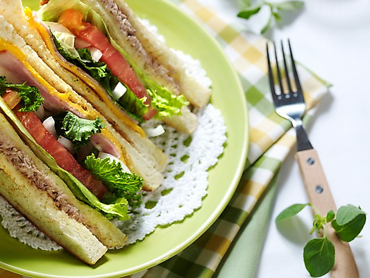 포토 JPG 그릇 접시 음식 빵 포크 잎 서양음식 실내 샌드위치 근접촬영 사람없음 아웃포커스 가로 감자튀김 천 브런치 국내포토 식물 식기 뷰포인트 감자 촬영기법 내부 식사 튀김 직물 파일형식