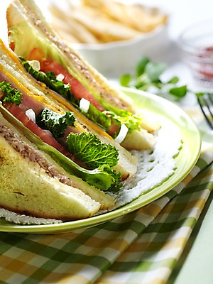 포토 JPG 그릇 접시 음식 빵 잎 서양음식 실내 샌드위치 근접촬영 사람없음 아웃포커스 세로 감자튀김 천 브런치 국내포토 식물 식기 뷰포인트 감자 촬영기법 내부 식사 튀김 직물 파일형식