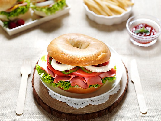 포토 JPG 그릇 접시 음식 빵 포크 서양음식 실내 샌드위치 사람없음 아웃포커스 가로 감자튀김 나이프 브런치 베이글 딸기잼 나무받침 베이글샌드위치 국내포토 식기 감자 촬영기법 내부 목재 식사 튀김 칼 잼 받침대 파일형식