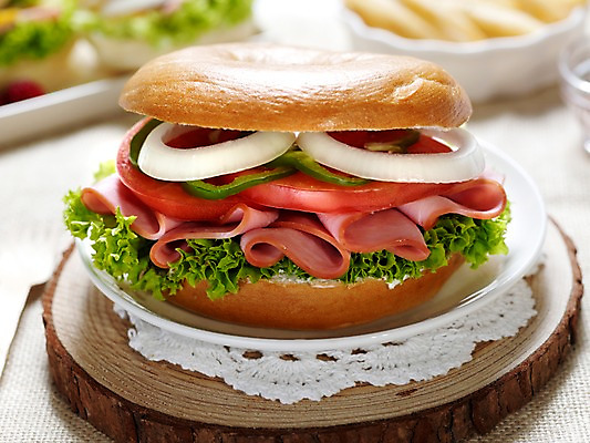 포토 JPG 그릇 접시 음식 빵 포크 서양음식 실내 샌드위치 근접촬영 사람없음 아웃포커스 가로 감자튀김 브런치 베이글 나무받침 베이글샌드위치 국내포토 식기 뷰포인트 감자 촬영기법 내부 목재 식사 튀김 받침대 파일형식