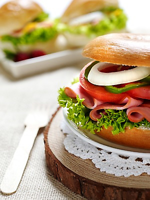 포토 JPG 그릇 접시 음식 빵 포크 서양음식 실내 샌드위치 근접촬영 사람없음 아웃포커스 세로 브런치 베이글 나무받침 베이글샌드위치 국내포토 식기 뷰포인트 촬영기법 내부 목재 식사 받침대 파일형식