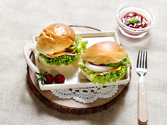 포토 JPG 음식 빵 포크 쟁반 서양음식 실내 샌드위치 사람없음 가로 브런치 유리그릇 딸기잼 나무받침 국내포토 그릇 식기 유리 내부 목재 식사 잼 받침대 파일형식