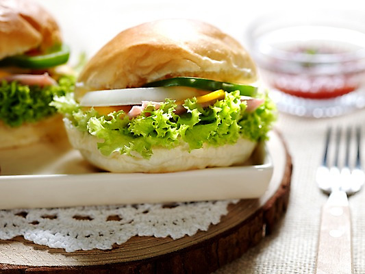 포토 JPG 음식 빵 포크 쟁반 서양음식 실내 샌드위치 근접촬영 사람없음 아웃포커스 가로 브런치 유리그릇 딸기잼 나무받침 국내포토 그릇 식기 뷰포인트 유리 촬영기법 내부 목재 식사 잼 받침대 파일형식