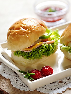 포토 JPG 접시 음식 빵 방울토마토 쟁반 서양음식 실내 샌드위치 근접촬영 사람없음 아웃포커스 세로 브런치 유리그릇 국내포토 그릇 식기 뷰포인트 토마토 유리 촬영기법 내부 식사 파일형식