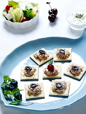 포토 JPG 그릇 음식 잎 서양음식 실내 사람없음 세로 과자 샐러드 체리 카나페 올리브 생크림 블루베리 브런치 유리그릇 국내포토 식물 식기 열매 과일 유리 디저트 내부 식사 크림 파일형식