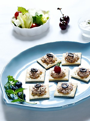 포토 JPG 그릇 음식 잎 서양음식 실내 사람없음 세로 과자 샐러드 체리 카나페 올리브 생크림 블루베리 브런치 유리그릇 국내포토 식물 식기 열매 과일 유리 디저트 내부 식사 크림 파일형식