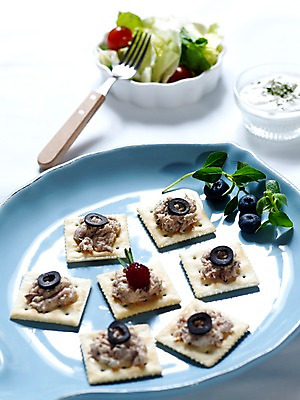 포토 JPG 그릇 음식 포크 잎 서양음식 실내 사람없음 세로 과자 샐러드 카나페 올리브 생크림 블루베리 브런치 유리그릇 국내포토 식물 식기 열매 과일 유리 디저트 내부 식사 크림 파일형식