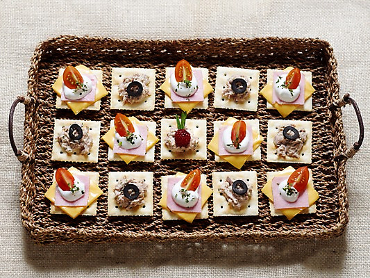 포토 JPG 음식 방울토마토 치즈 쟁반 서양음식 실내 사람없음 가로 하이앵글 바구니 과자 참치 카나페 올리브 햄 브런치 국내포토 열매 뷰포인트 토마토 디저트 유제품 육류 어류 내부 식사 파일형식