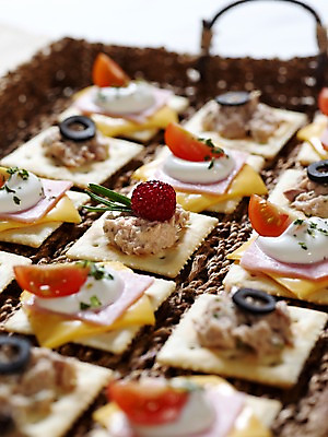 포토 JPG 음식 방울토마토 치즈 쟁반 서양음식 실내 사람없음 세로 바구니 과자 카나페 올리브 햄 브런치 마요네즈 국내포토 열매 토마토 디저트 유제품 육류 내부 식사 소스_음식 파일형식