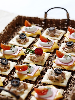 포토 JPG 음식 방울토마토 치즈 쟁반 서양음식 실내 사람없음 세로 바구니 과자 참치 카나페 올리브 햄 브런치 마요네즈 국내포토 열매 토마토 디저트 유제품 육류 어류 내부 식사 소스_음식 파일형식