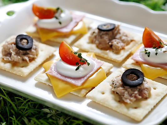 포토 JPG 접시 음식 방울토마토 치즈 쟁반 서양음식 실내 근접촬영 잔디 사람없음 가로 과자 참치 카나페 올리브 햄 브런치 인조잔디 마요네즈 국내포토 식물 식기 열매 뷰포인트 토마토 디저트 유제품 육류 어류 내부 식사 소스_음식 파일형식