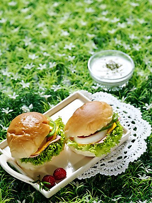 포토 JPG 그릇 음식 빵 쟁반 서양음식 실내 샌드위치 잔디 사람없음 아웃포커스 세로 생크림 브런치 유리그릇 국내포토 식물 식기 유리 촬영기법 내부 식사 크림 파일형식